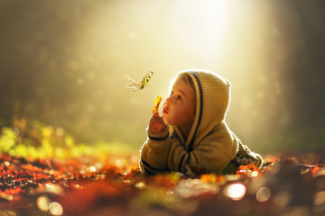 Kind mit Schmetterling